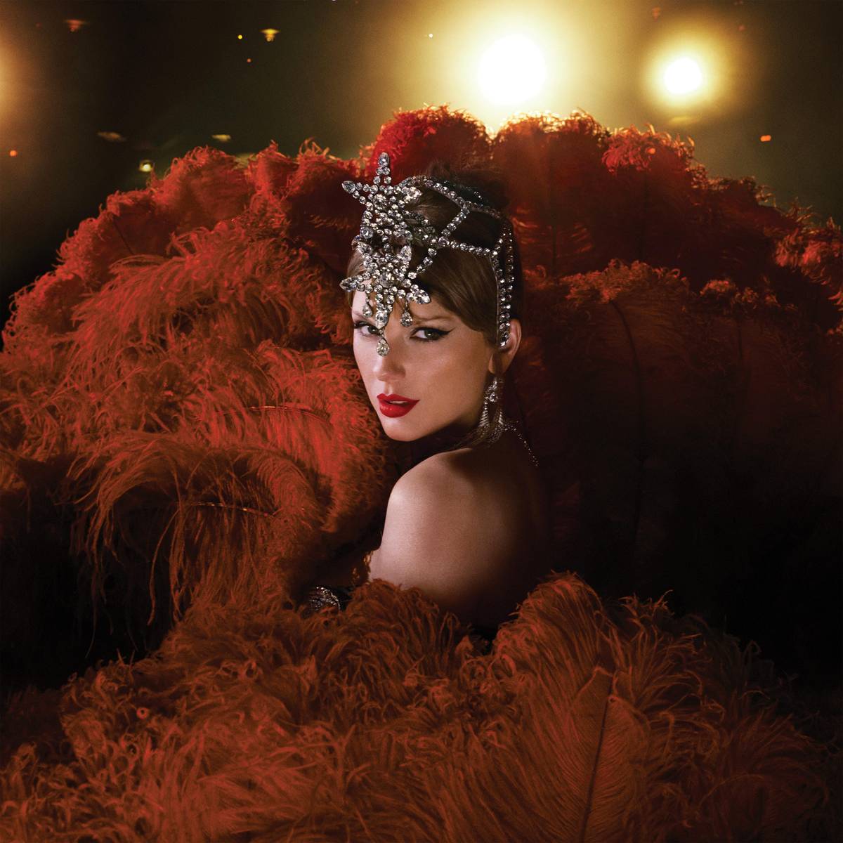 Zpěvačka Taylor Swift na fotografii k právě vydanému albu The Life of a Showgirl.