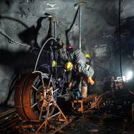 Tádžikistán sází na nový boom těžby nerostných surovin, aby financoval industrializaci. Země, která byla v 90. letech zmítána občanskými válkami, má stále jednu z nejslabších ekonomik v bývalém Sovětském svazu. 