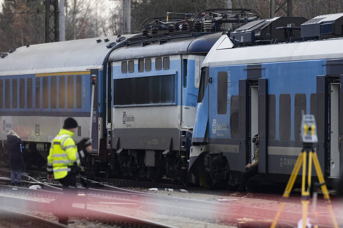 Na Českobudějovicku se ve čtvrtek ráno srazil rychlík s osobním vlakem.