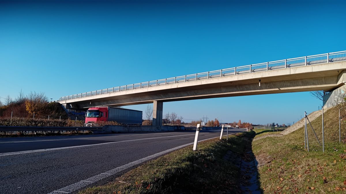 Vyčištěné dálnice. Reklamy z mostů zmizely, inzerenti nechtějí mít ostudu