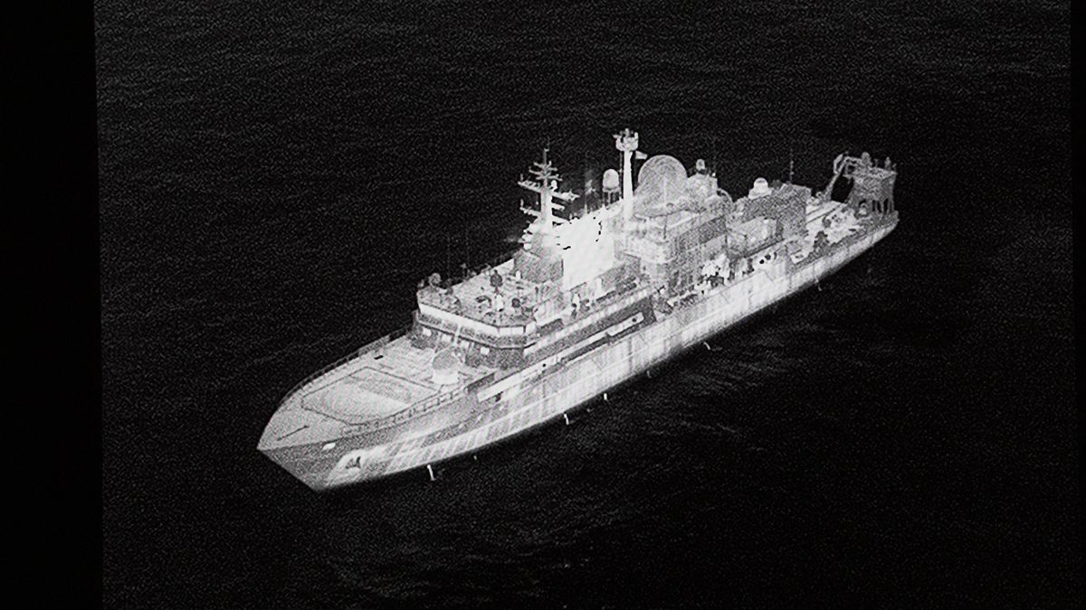 U Skotska pluje ruská špionážní loď. Jsme připraveni zasáhnout, varuje Británie