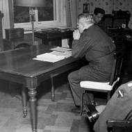 Pondělí 28. května 1945, Wiesbaden. K. H. Frank při svém prvním výslechu s čs. zástupci, který toho dne vedl Bohuslav Ečer (zády k fotografovi). V pozadí provádí zápis Ečerův spolupracovník JUDr. Velen Fanderlik.