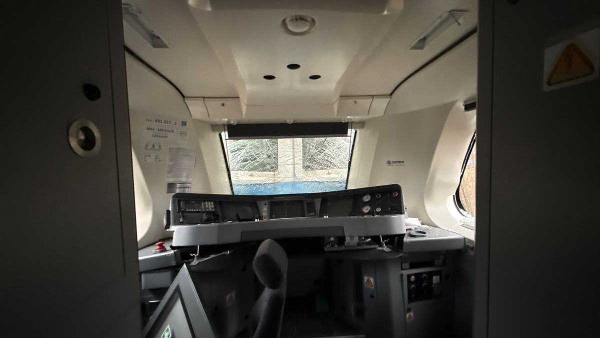 První záběry zevnitř vlaku po srážce. Takto viděli nehodu hasiči