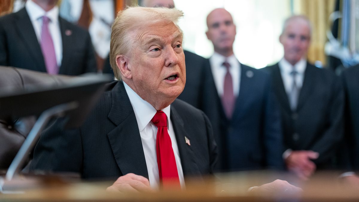 Neprovokujte Čínu, požádal v telefonátu Trump japonskou premiérku