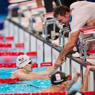 David Kratochvíl v bazénu s tátou.