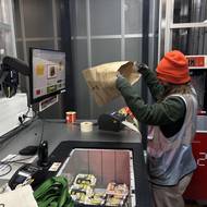 Ruční balení objednávky.