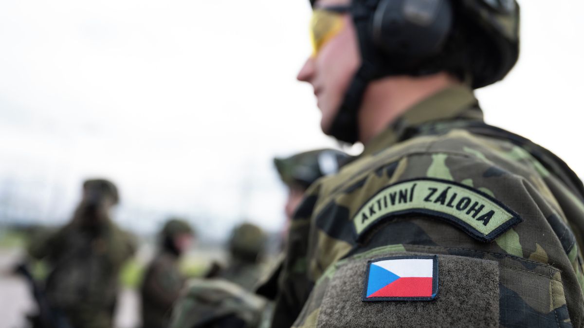 Vedlejší efekt války na Ukrajině. Mladé Čechy rekordně láká armáda