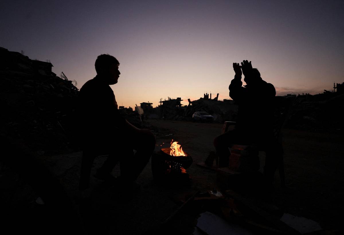 Od 10. října platí v Pásmu Gazy křehké, Spojenými státy zprostředkované příměří mezi Izraelem a teroristickým hnutím Hamás. Obě strany se však navzájem viní z jeho porušování. (Palestinci sedí u ohně v Gaze, 17. listopadu.)