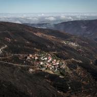 „Jsme tu už téměř měsíc a pracujeme na odstranění popela smíchaného s blátem,“ řekl Raul Lopez. (Vesnice po lesním požáru poblíž Arganilu v Portugalsku, 11. září.)