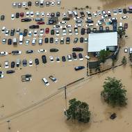 Úřady vyslaly vrtulníky, aby evakuovaly nejohroženější pacienty, kterých je nyní v nemocnici asi 600, z toho 50 na jednotkách intenzivní péče. Dohromady s příbuznými pacientů a zaměstnanci je v nemocnici asi 2000 lidí.
(Okres Chat Jaj, Thajsko, 25. listopadu)