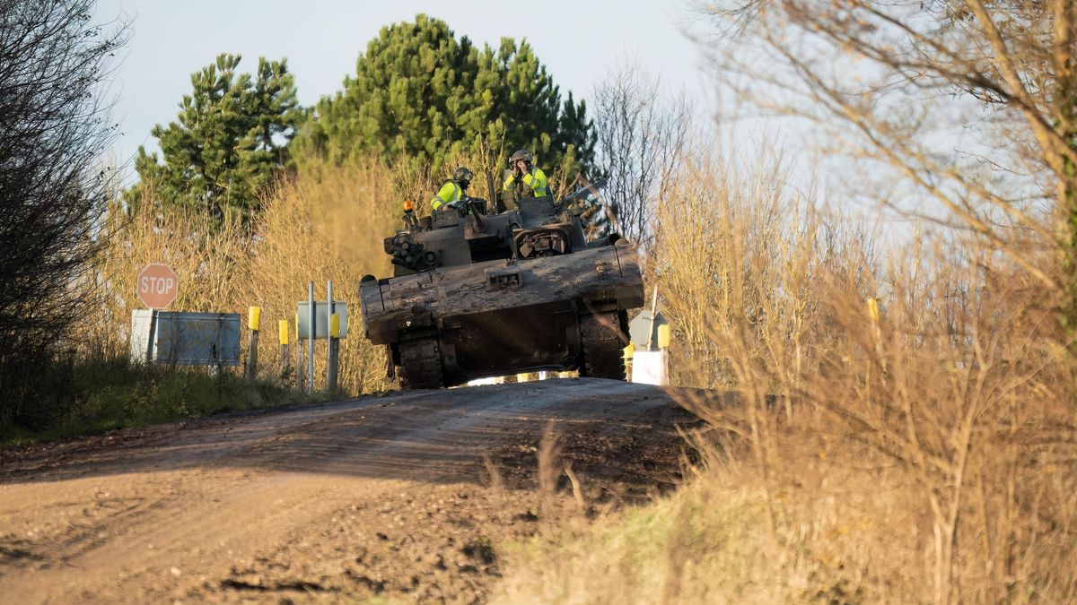 Vojáci se v nich třásli a zvraceli. Britská armáda zakázala užívání vozů Ajax