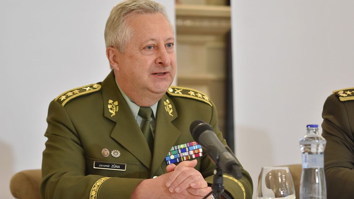 Zeman ho chtěl do čela armády. Teď se generál zřejmě stane ministrem