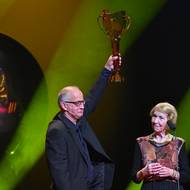 Principál Jakub Špalek převzal Cenu Thálie za šíření divadelního umění jako zakladatel divadelního spolku Kašpar. Cenu předala herečka Dana Kolářová.