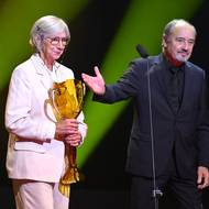 Herečka Dana Syslová převzala Cenu Thálie za celoživotní umělecké mistrovství v oboru činohra. Cenu předal Viktor Preiss.