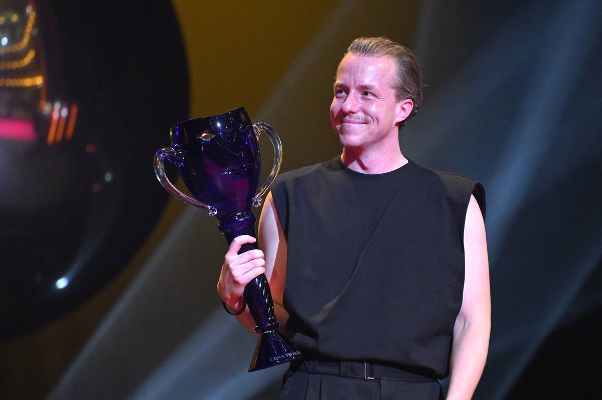 Herec Viktor Zavadil převzal Cenu Thálie pro mladého umělce do 33 let v oboru činohra.