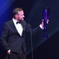 Herec Petr Panzenberger převzal Cenu Thálie za mimořádný jevištní výkon za roli Romana v inscenaci hry Perníkář uvedené ve Studiu G.