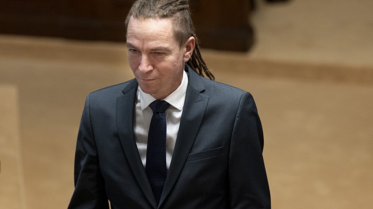 Policisté zadrželi podezřelého z poškození kanceláře poslance Bartoše