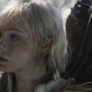 Elle Fanning jako Thia a Dimitrius Schuster-Koloamatangi coby Dek.