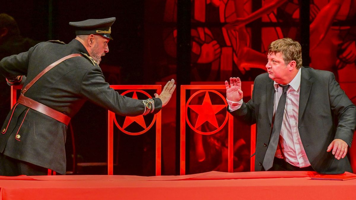 Isteník hraje Chruščova. Divadlo uvádí frašku o Stalinově smrti