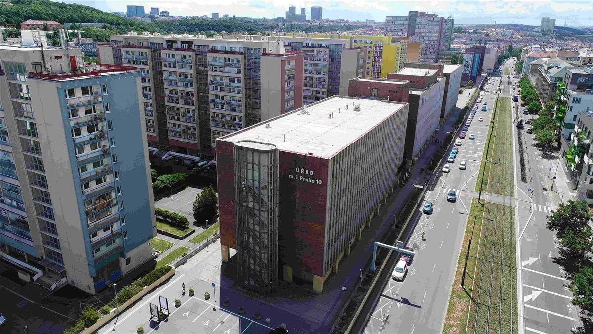 Zchátralý kulturák a radnice ve Vršovicích developerovi, schválila Praha