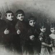 Bybken Rašmadžian (zcela vlevo) se svými sourozenci v Arménii.