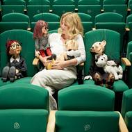 Denisa Kirschnerová se svou dřevěnou rodinou. 