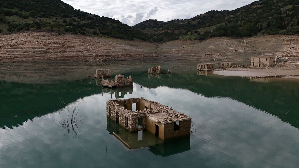 Zásobárna vody pro Athény vysychá. Nad hladinou je i dávno zatopená vesnice