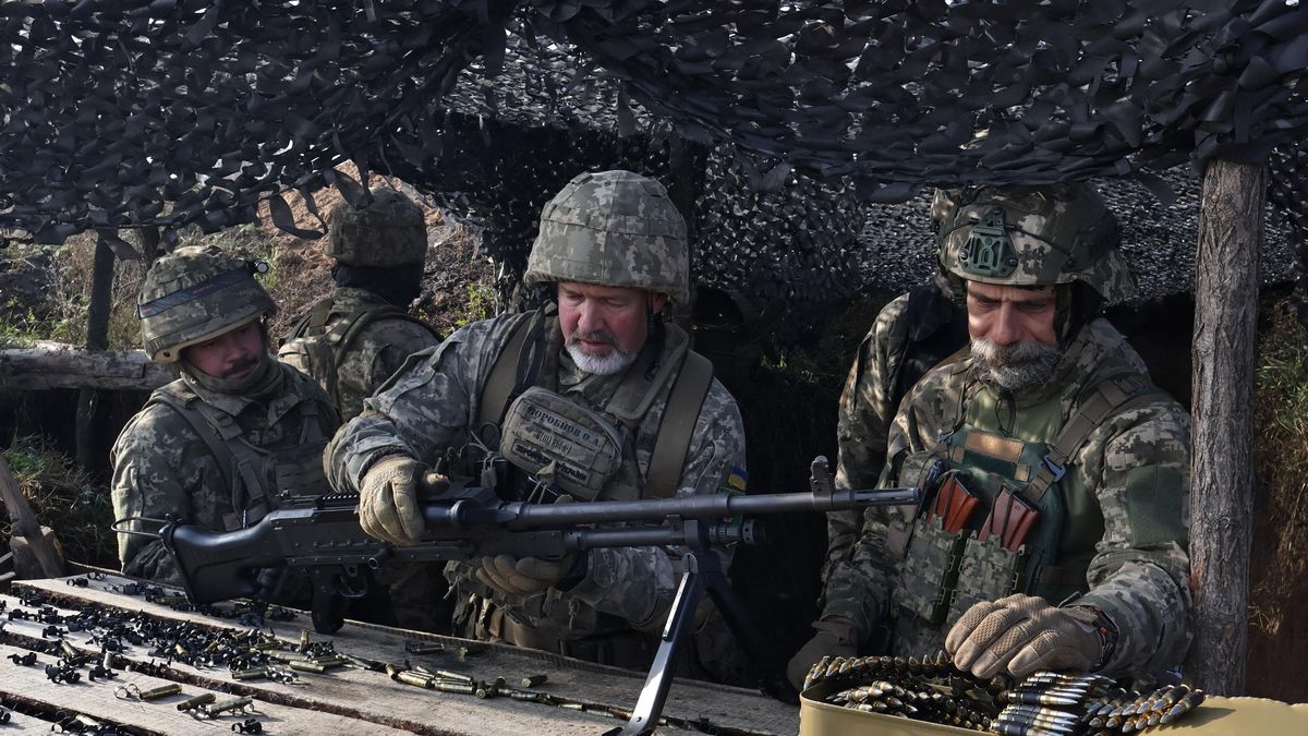 Vrací se krize s municí? Proč USA déle než měsíc neposílají zbraně Ukrajině