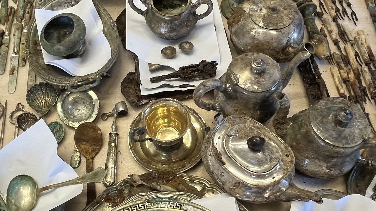 Na smetišti vykopali 50 kilo stříbrných skvostů. Nad pokladem sáňkovaly děti