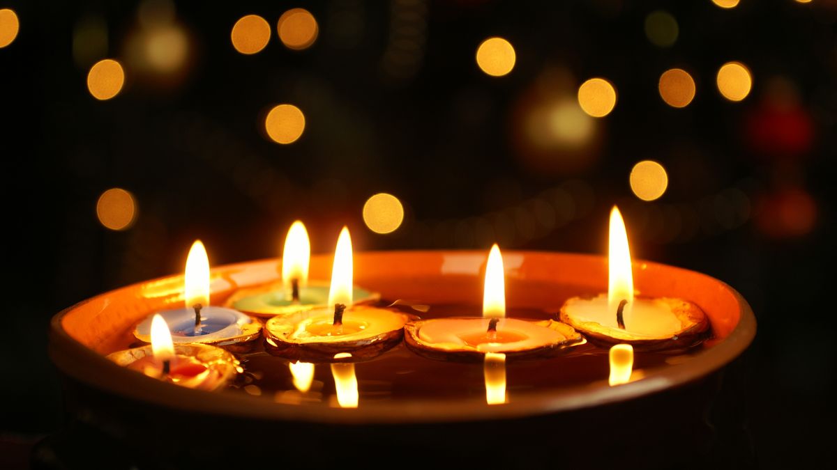 Zvyky a tradice českých Vánoc: Krájení jablka, lití olova nebo pouštění lodiček