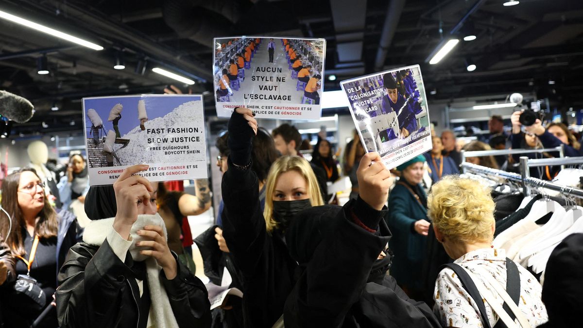 Nadšení a vztek. Fotky z otevření první kamenné prodejny módního gigantu