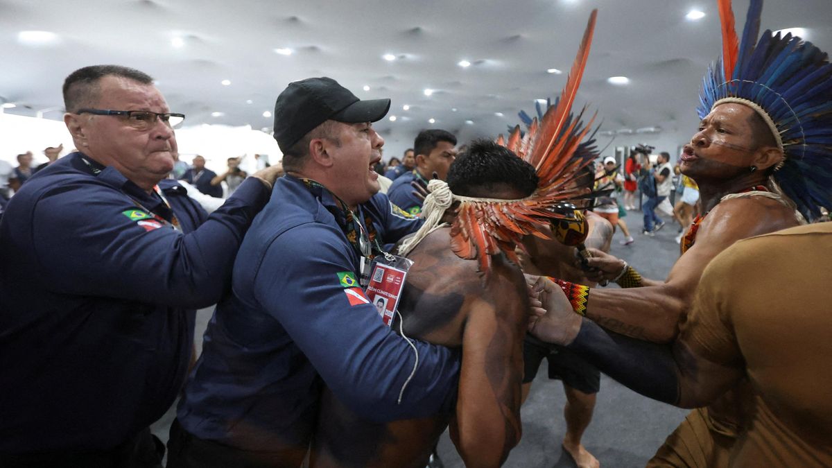 Fotky: Domorodí aktivisté vtrhli do areálu klimatické konference v Brazílii