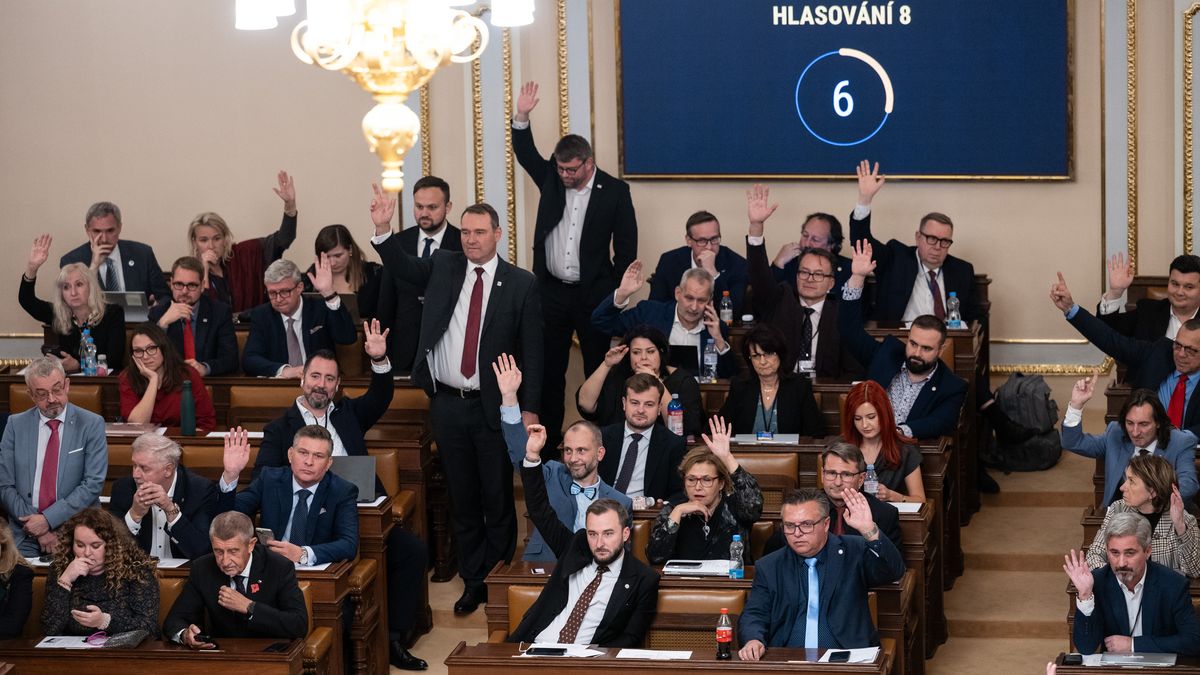 Sněmovnu čeká střet o místopředsedy, nová vláda odmítá námitky Pavla