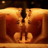 Na trůn nastoupil ve velmi mladém věku, pravděpodobně kolem osmi nebo devíti let, a zemřel, když mu bylo 18 nebo 19 let. 