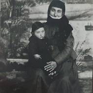 Babken Rašmadžian se svou babičkou v roce 1902. 