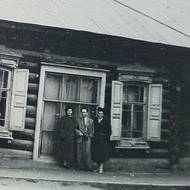 Babken v Jenisejsku před fotoateliérem, kde pracoval.