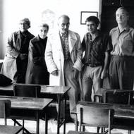 Uprostřed Babken Rašvadžian ve třídě základní školy v Kravařích, kterou ve 30. letech projektoval, vpravo ředitel školy, rok 1979.