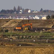 … a pohled na druhou stranu směrem k Dubči. V pozadí Černý Most a kopule v Satalicích.