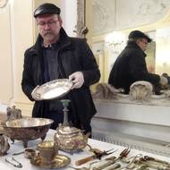 Archeolog Severečeského muzea Liberec Petr Brestovanský ukazuje cennosti ze stříbrného pokladu Liebiegů.