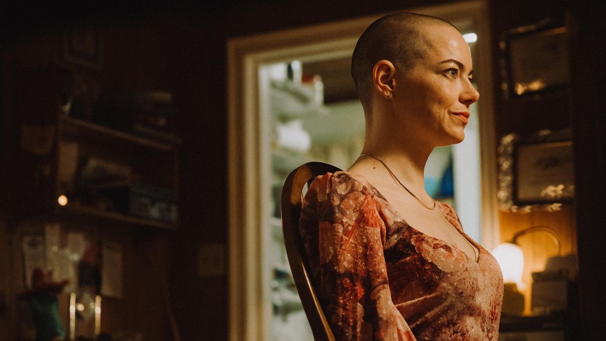 Recenze: Ve filmu konspirátoři oholí hlavu Emmy Stone