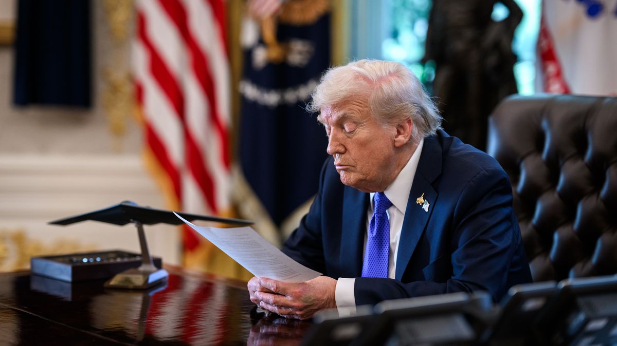 Rusko a Čína podle Trumpa testují jaderné zbraně, ale nemluví o tom