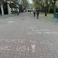 Například před úřadem vlády se v týdnu objevil nápiš „Fico, řekni loď“. Odkazuje se na říkanku: „Řekni loď“, na kterou se odpovídá „Do p*** choď“.