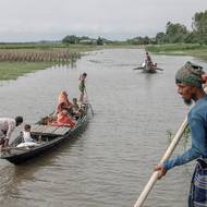 Pro padesátiletého Kosima Uddina, otce sedmi dětí, se stěhování stalo rutinou. „Za můj život mi řeka vzala domov třicetkrát či pětatřicetkrát. Možná i vícekrát,“ svěřil se.