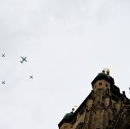 Obřad zahájil přelet vojenských letounů nad katedrálou. Formace pěti strojů měla tvar kříže. Armádní piloti tak vyjádřili úctu kardinálovi, který jim často žehnal. 