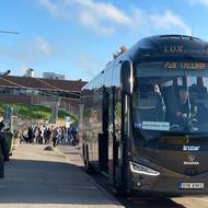 K hranicím jezdí autobusy i taxíky, které tam sváží lidi se zájmem dostat se na druhou stranu. Do Ruska je možné se dostat jen pěšky.