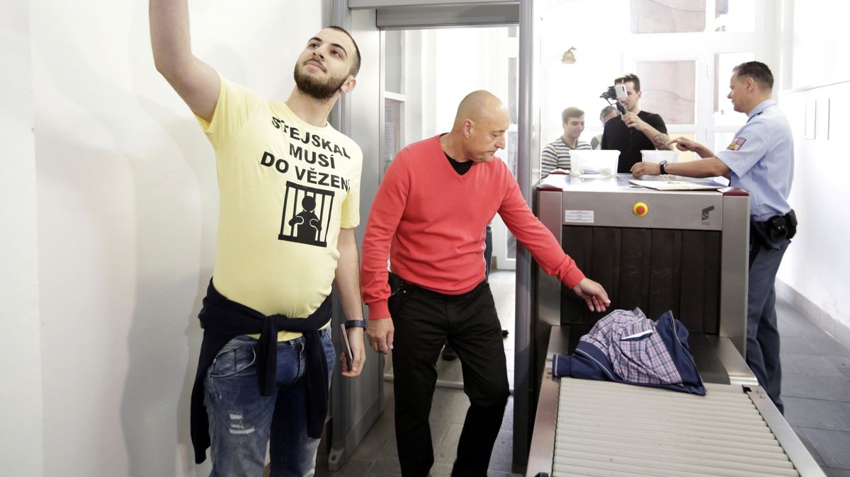 Pornoaféra poslance Rajchla: Muž, který odhalil videa, dluží a popírá příjmy