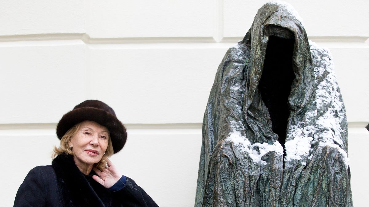 Praha 1 odstranila sochu před Stavovským divadlem