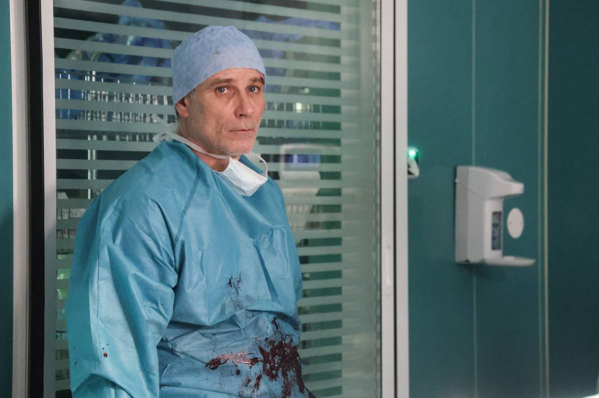 Na fotografii ze seriálu Noční operatér, který lze od pátku vidět ve videotéce Prima+, je Lukáš Vaculík jako Vojtěch Hart.