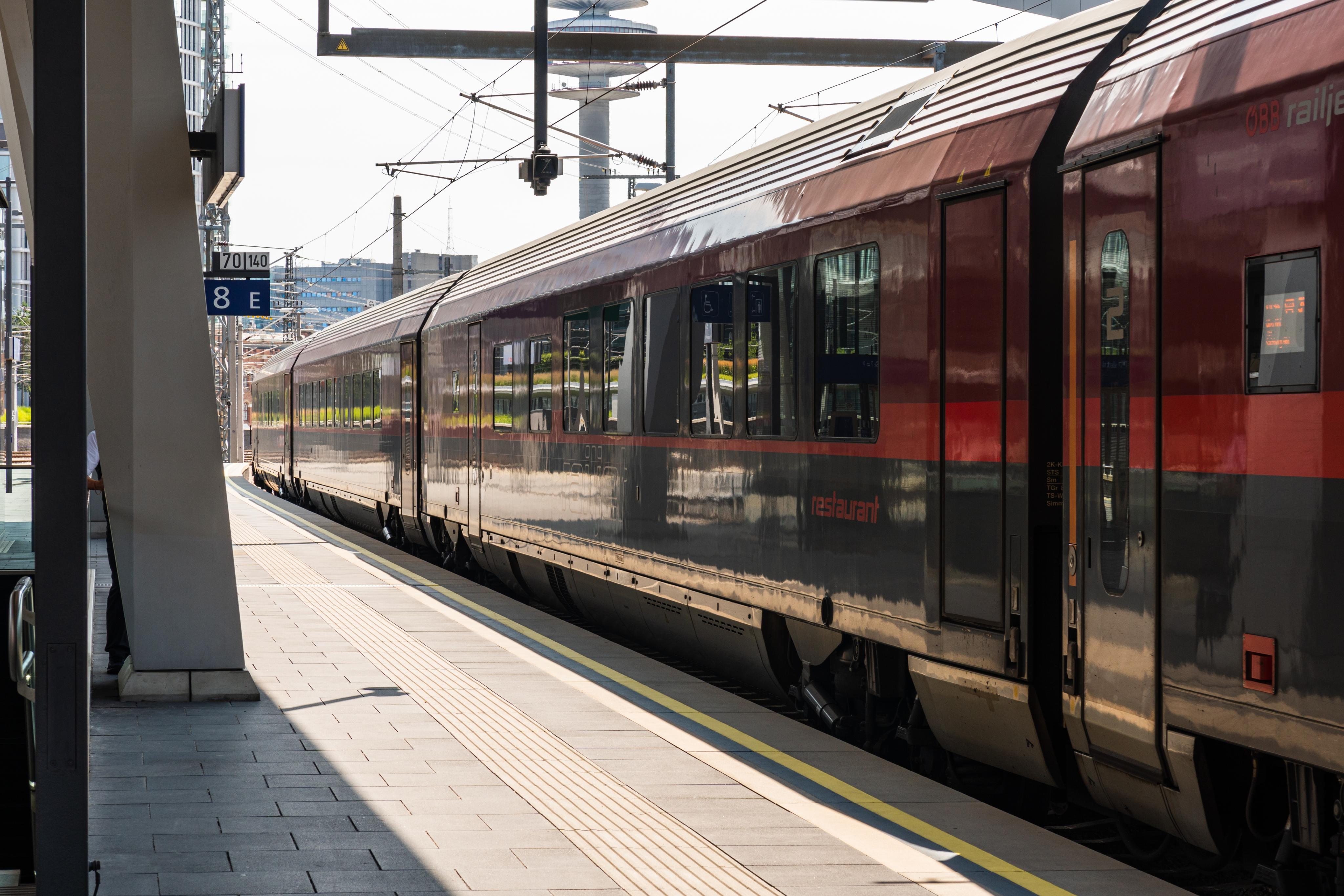 V Rakousku zemřela Češka po pádu z vnější části vlaku při tzv. „surfování“