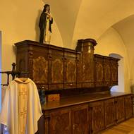 „Život určují modlitby. Začínáme většinou kolem sedmé hodiny, poslední jsou třeba v devět večer. A mezitím je to hodně různorodé, záleží, co kdo má za povinnosti,“ popisuje pražský provinciál Lukáš Fošum.